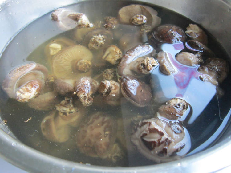 香菇炖腊肉步骤2