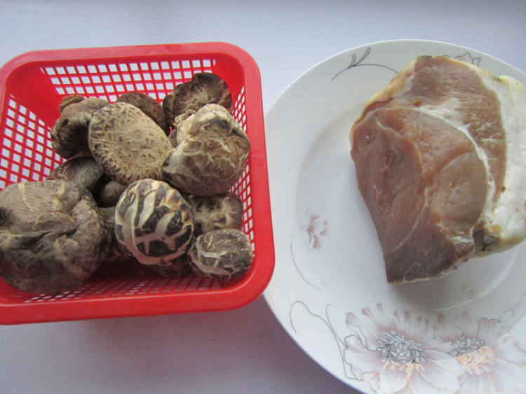 香菇炖腊肉步骤1