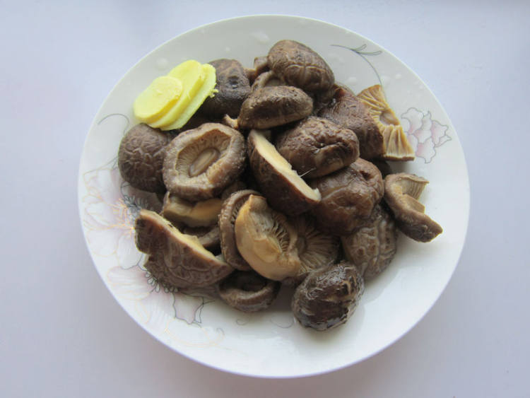 香菇炖腊肉步骤3