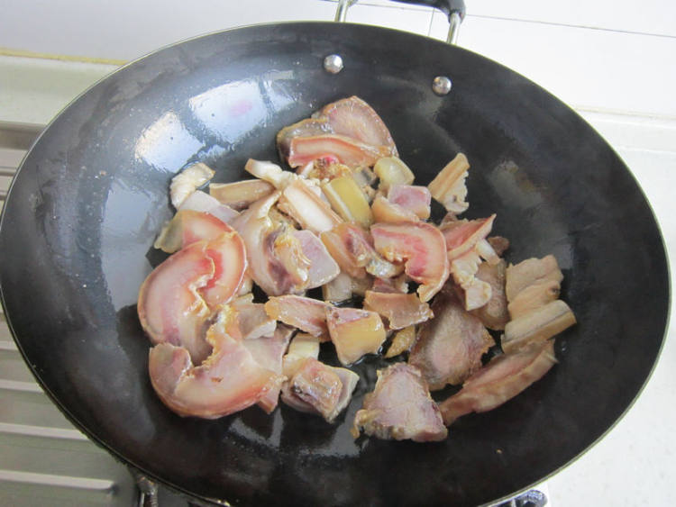 香菇炖腊肉步骤6