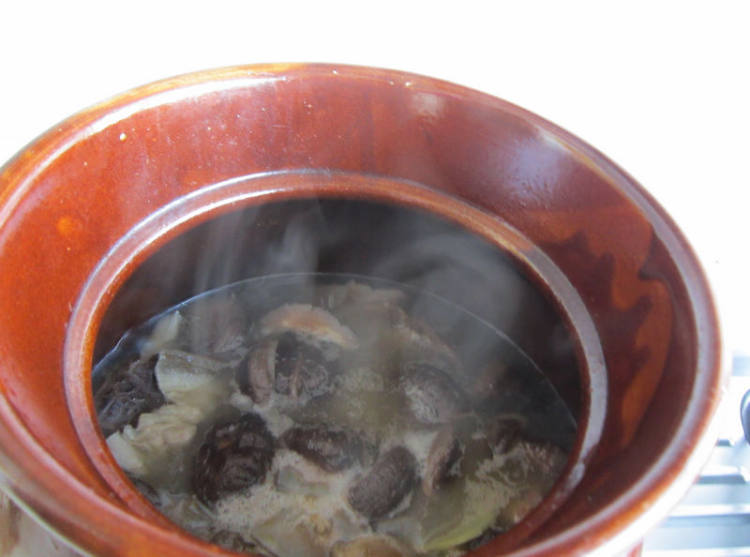 香菇炖腊肉步骤10