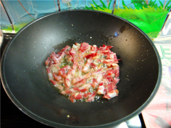 腊肉木耳炒米饭步骤5