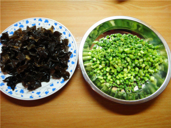 腊肉木耳炒米饭步骤2