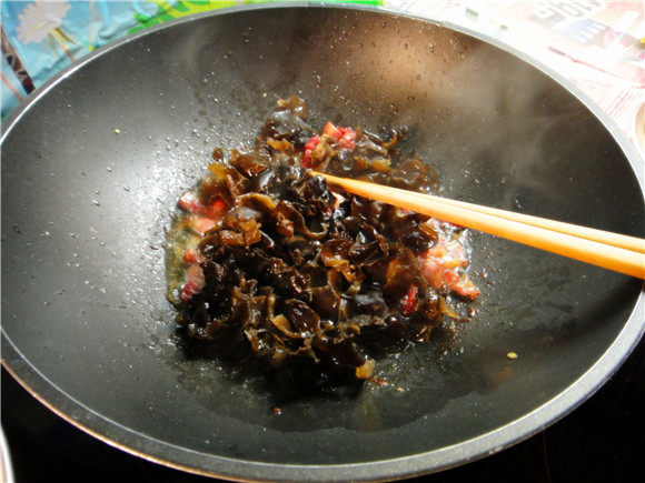 腊肉木耳炒米饭步骤6