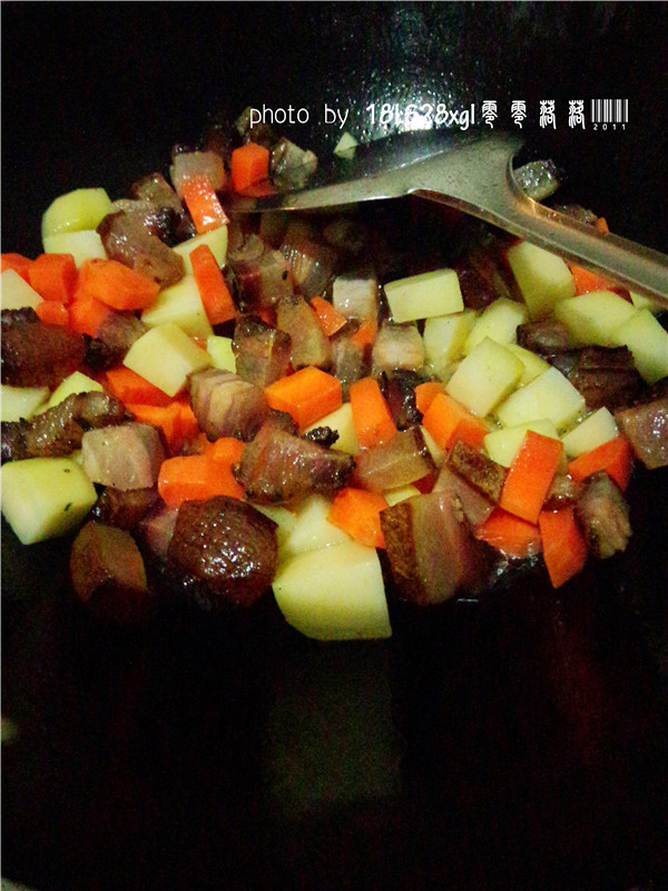 土豆腊肉焖饭步骤7