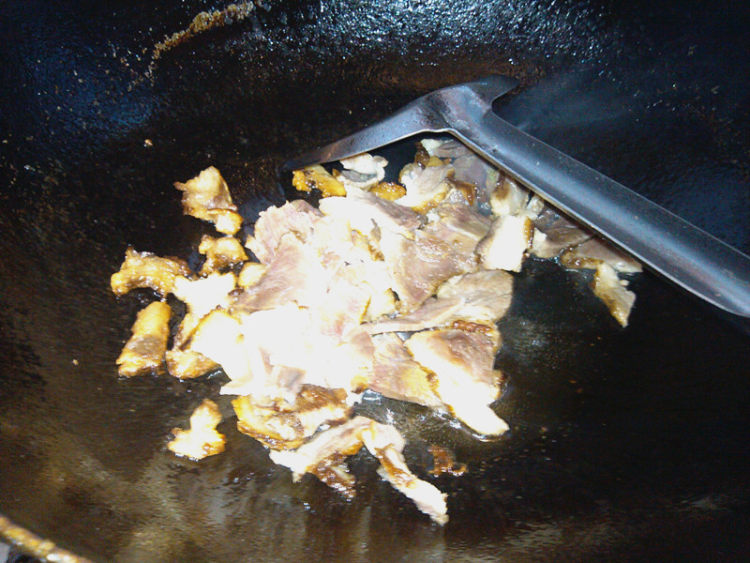 腊肉炒辣椒萝卜步骤4