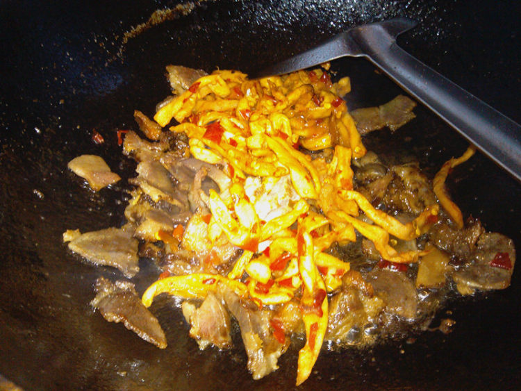 腊肉炒辣椒萝卜步骤6