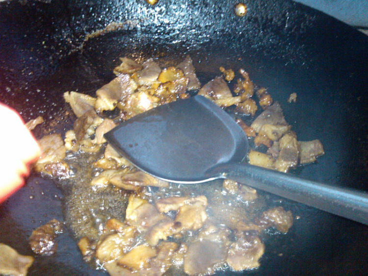 腊肉炒辣椒萝卜步骤5