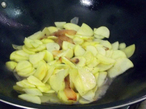腊肉煮土豆步骤4