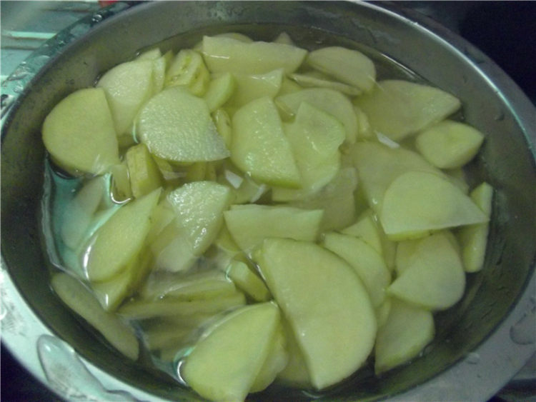 腊肉煮土豆步骤1