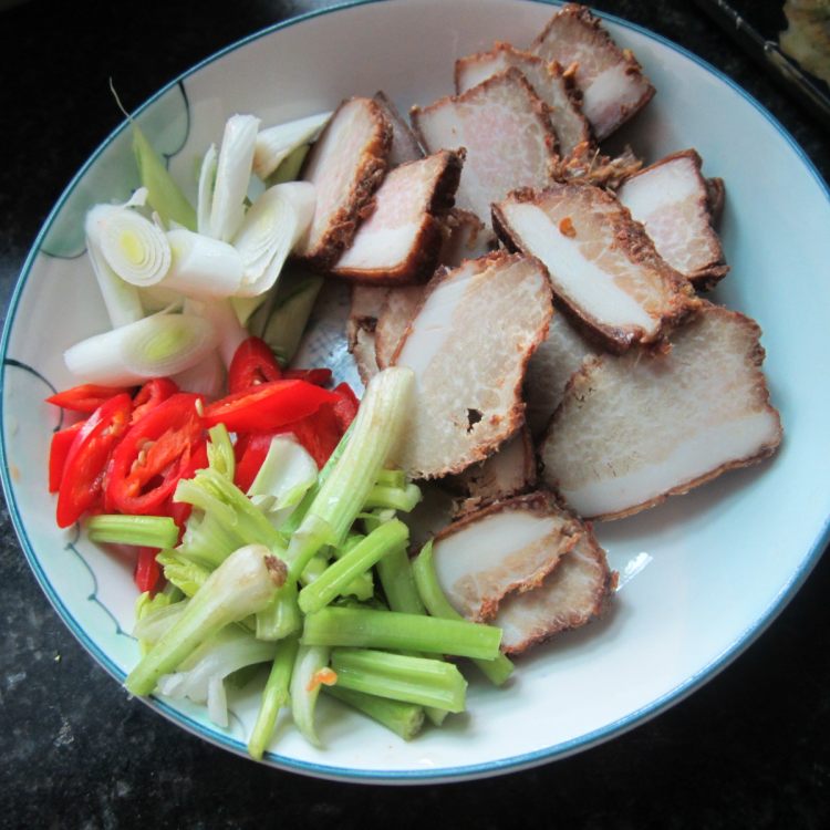 大蒜西芹炒腊肉步骤2
