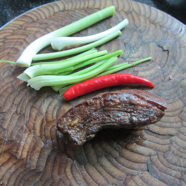 大蒜西芹炒腊肉步骤1