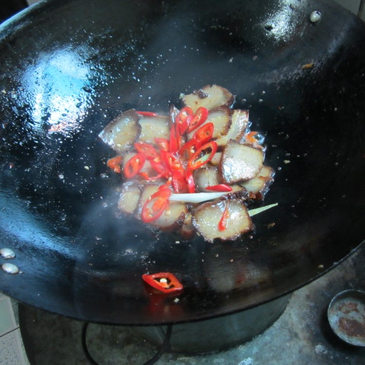 大蒜西芹炒腊肉步骤5