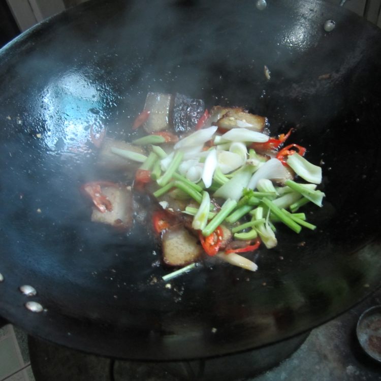 大蒜西芹炒腊肉步骤7