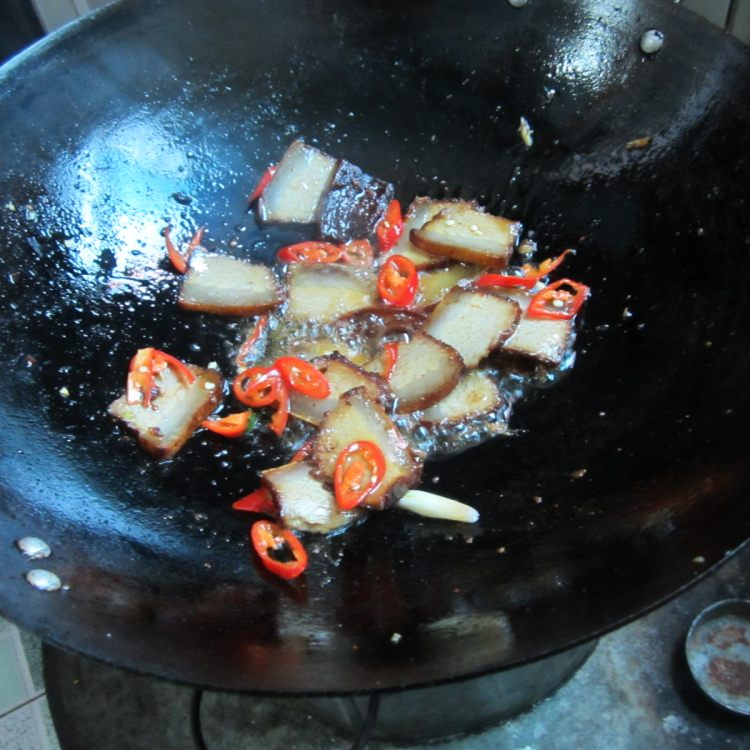 大蒜西芹炒腊肉步骤6