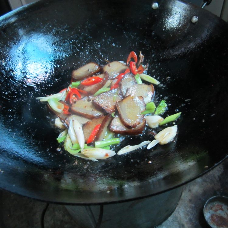 大蒜西芹炒腊肉步骤9