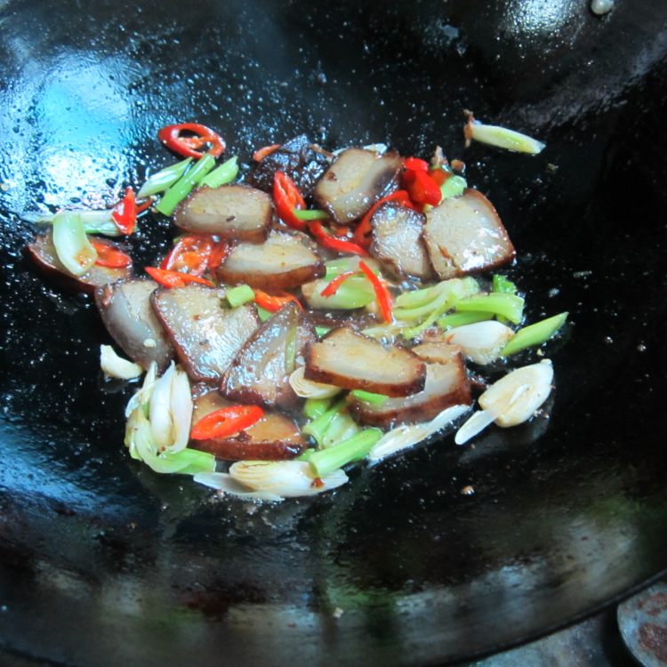大蒜西芹炒腊肉步骤10