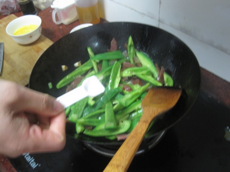 腊味炒青椒步骤6