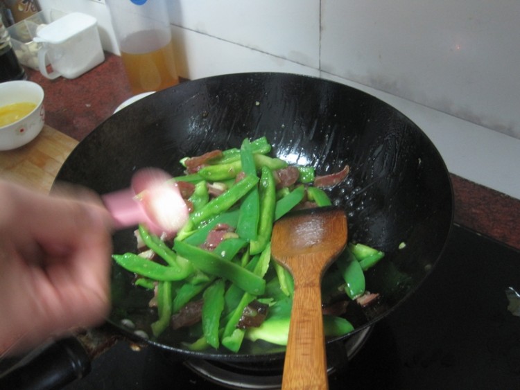 腊味炒青椒步骤7