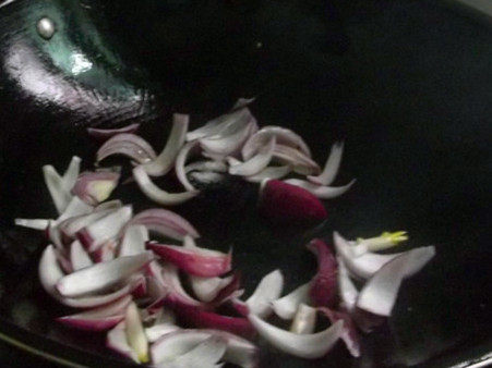 荷兰豆洋葱炒腊肉步骤4