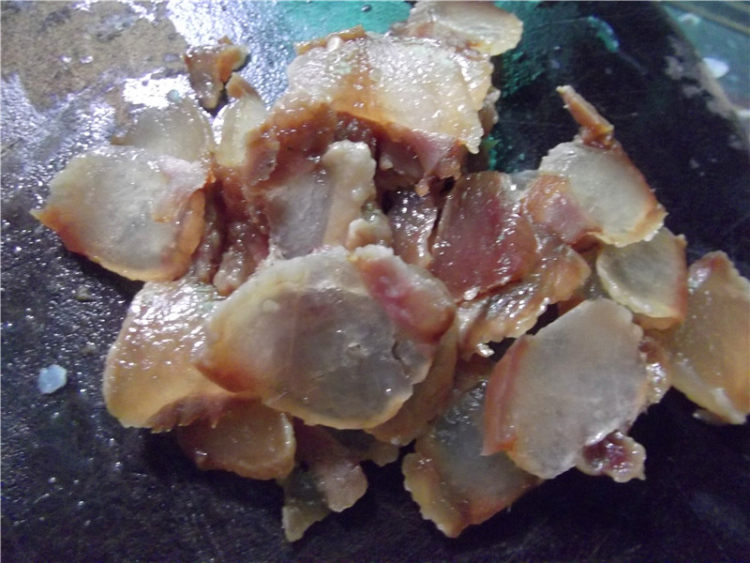 腊肉炒茨菇步骤3