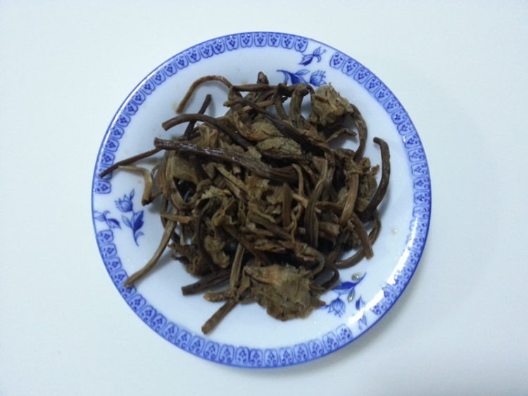 茶树菇炒腊肠步骤2