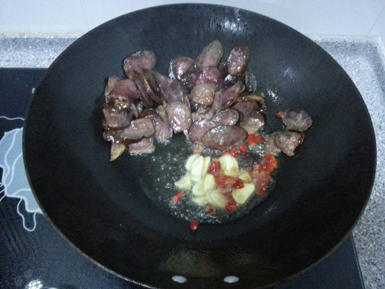 茶树菇炒腊肠步骤4