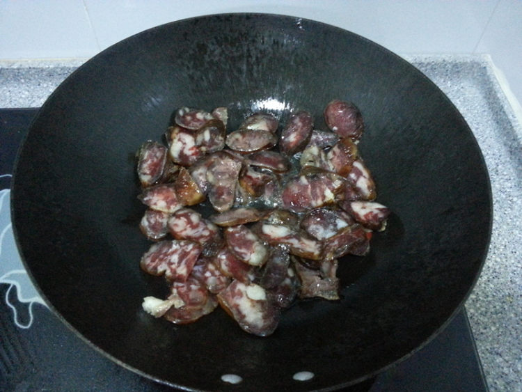 茶树菇炒腊肠步骤3