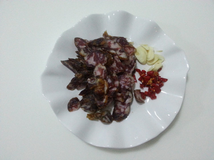 茶树菇炒腊肠步骤1