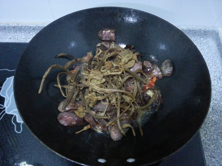 茶树菇炒腊肠步骤6