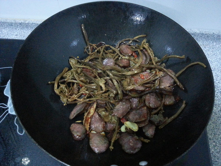 茶树菇炒腊肠步骤7