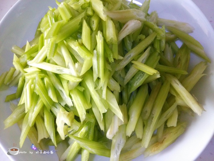 香芹炒腊肉步骤3