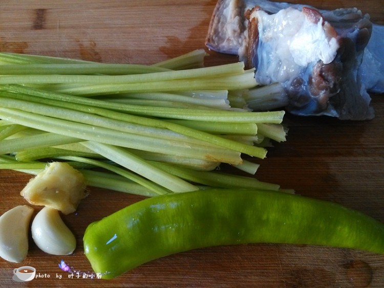 香芹炒腊肉步骤1