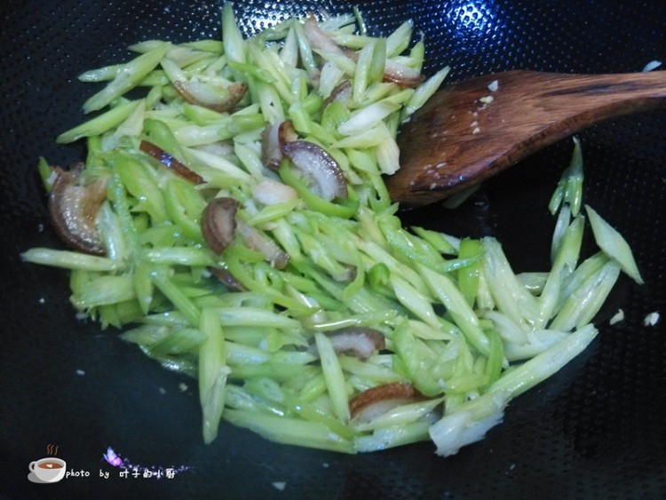 香芹炒腊肉步骤9