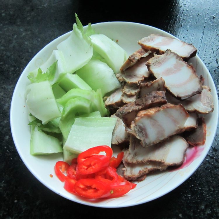 大块白菜炒腊肉步骤1