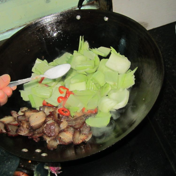 大块白菜炒腊肉步骤5