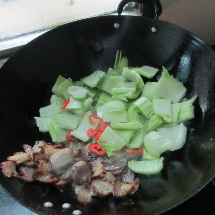 大块白菜炒腊肉步骤4