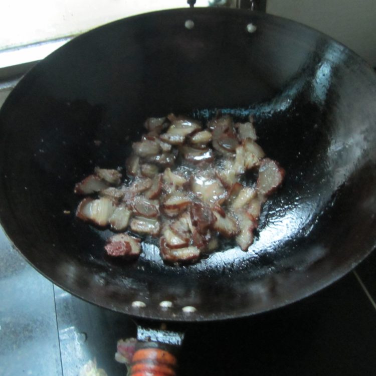 大块白菜炒腊肉步骤3