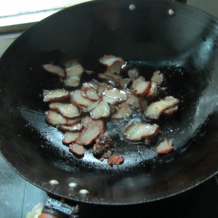 大块白菜炒腊肉步骤2