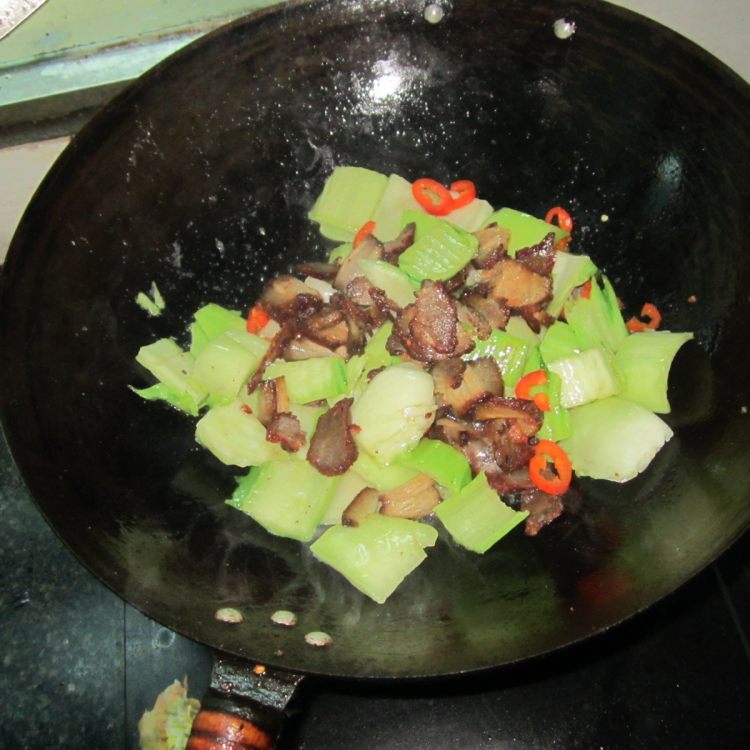 大块白菜炒腊肉步骤7
