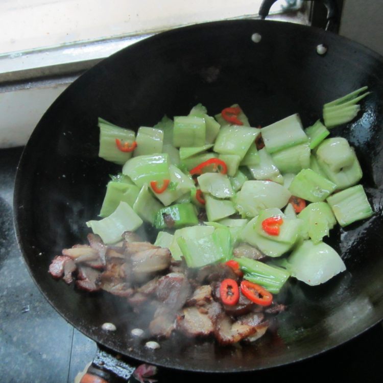 大块白菜炒腊肉步骤6