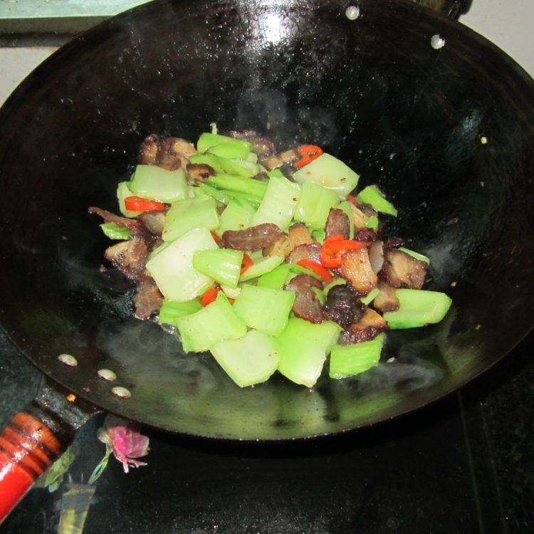 大块白菜炒腊肉步骤9