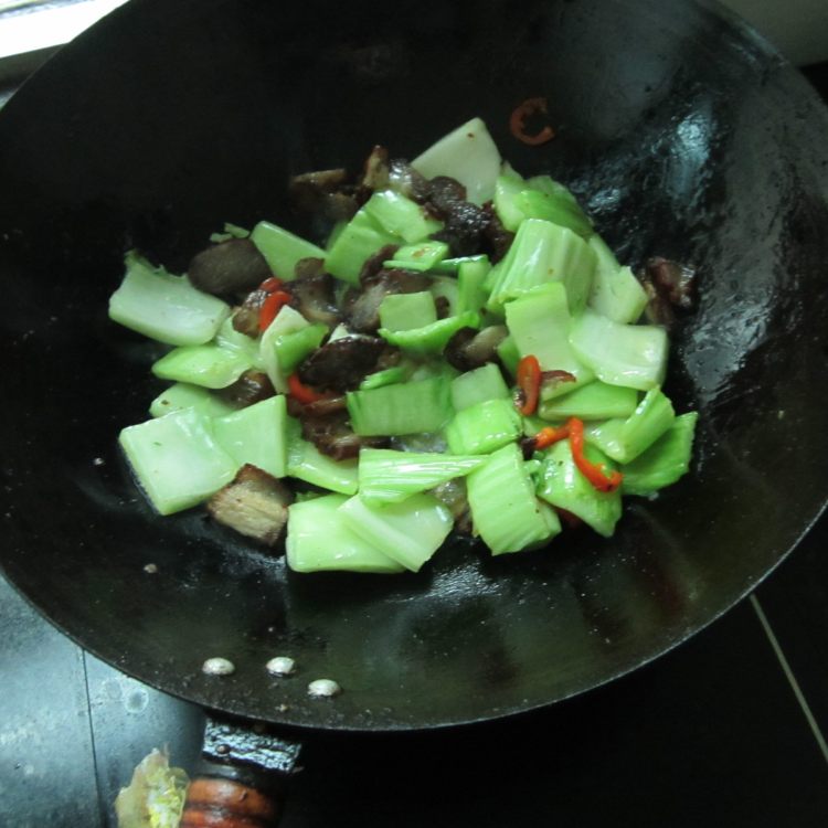 大块白菜炒腊肉步骤8