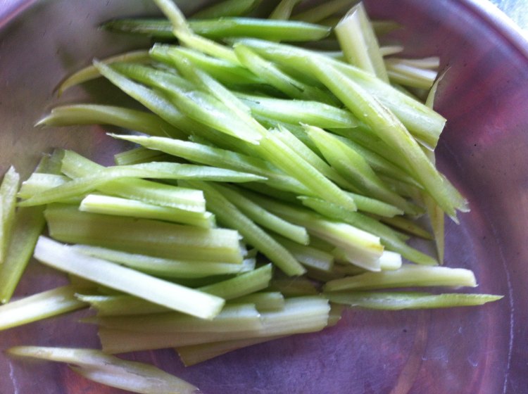芹菜杏鲍菇炒腊肉步骤3