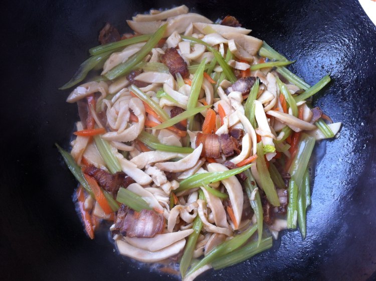 芹菜杏鲍菇炒腊肉步骤8