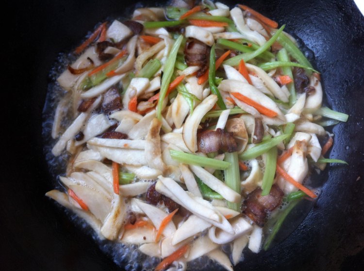芹菜杏鲍菇炒腊肉步骤7