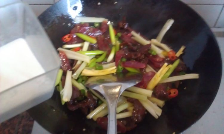 小炒腊味步骤6