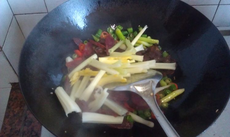 小炒腊味步骤5