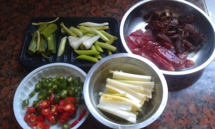 小炒腊味步骤3