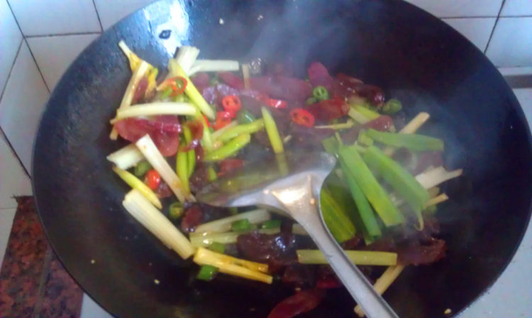 小炒腊味步骤7